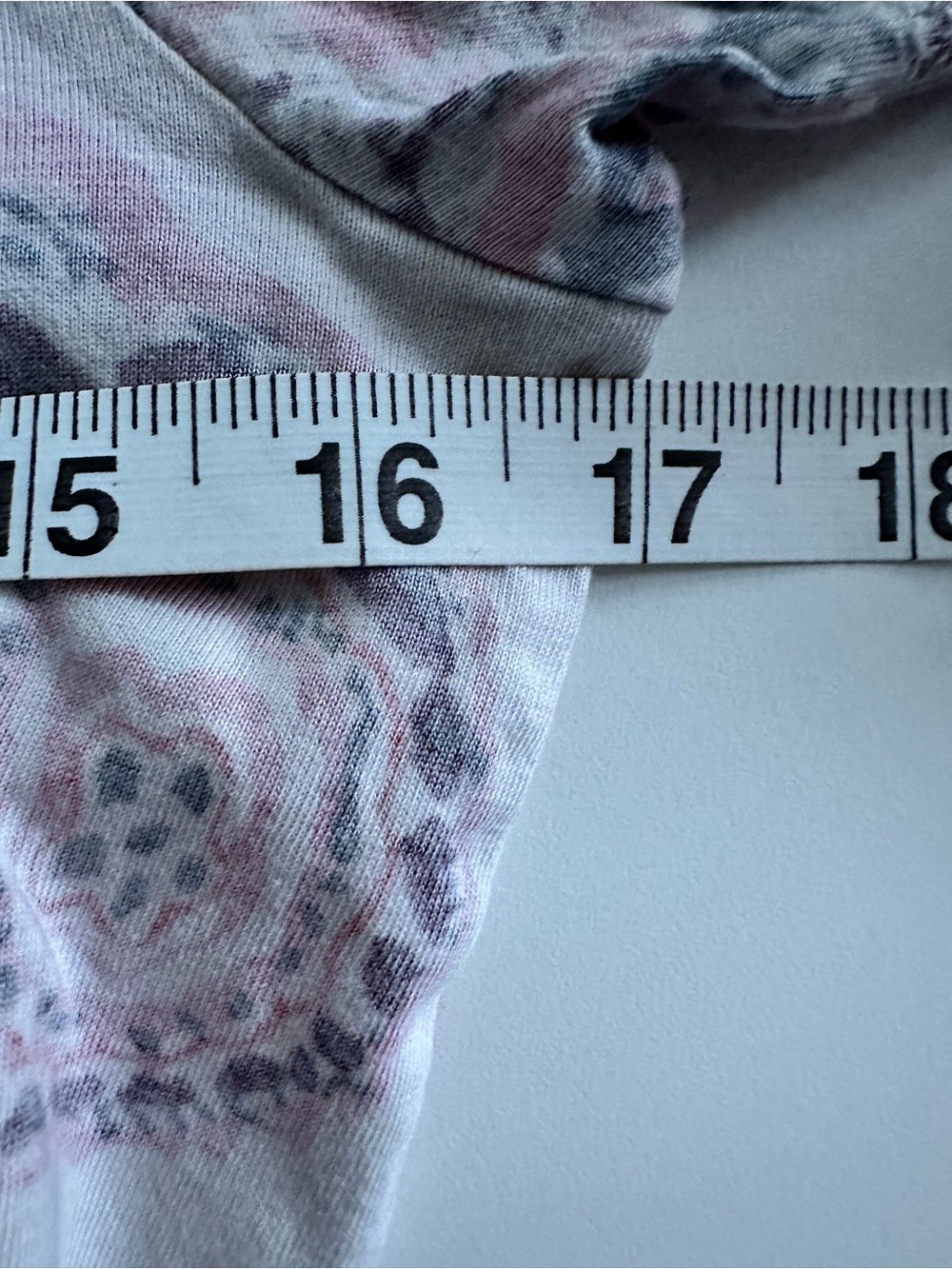 Aritzia Wilfred White Cropped Tee with Pink & Gray Paisley XS - Picture 5 of 8